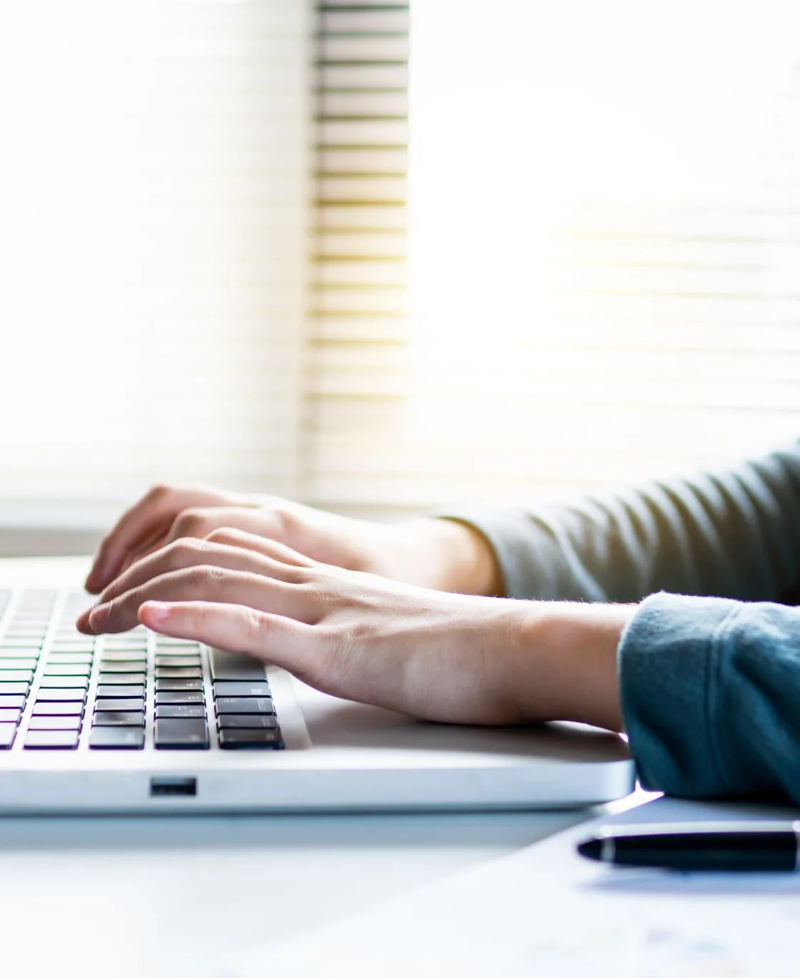 Mains posées sur le clavier d’un ordinateur portable