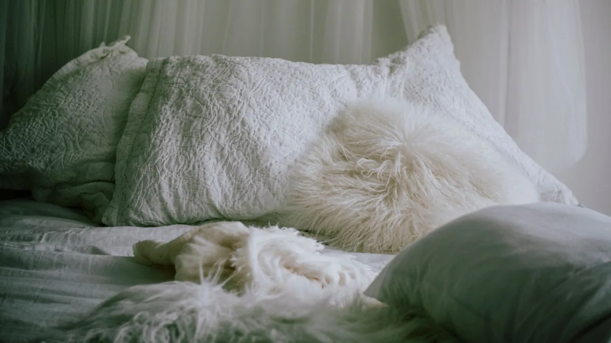 Lit blanc avec coussins moelleux dans une chambre calme